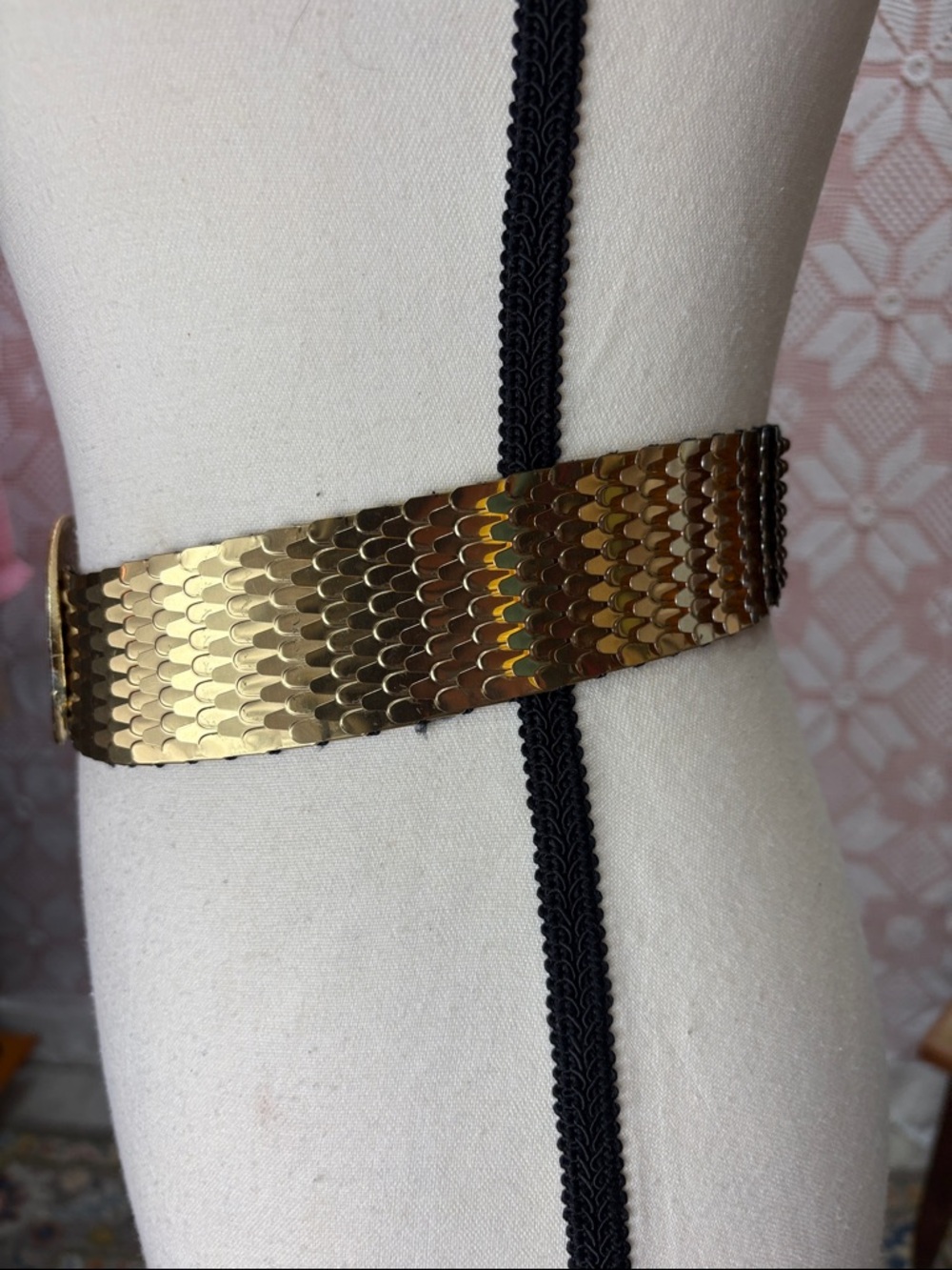 Vintage Gold Tone Stretch Belt Statement Oval Clasp - Picture 5 of 8